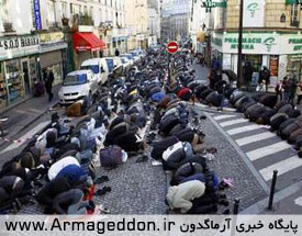اقامه نماز 350 مسلمان پاریس در خیابانها برای دریافت مجوز ساخت مسجد