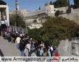 کشیدن حجاب زن فلسطینی در مسجد الاقصی