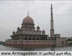 مسجد پوترا در مرکز شهر پوتراجایا و کنار کاخ نخست وزیری مالزی