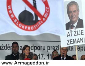میلوش زِمان، رئیس‌جمهور چک (راست) حین سخنرانی در تظاهرات ضد اسلامی و مهاجرتی در پراگ، ۲۶ آبان ۱۳۹۴. (AFP)