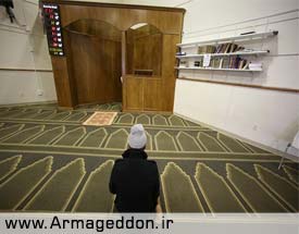 مسوولان شهر نیس فرانسه، محافظ مسلمان را به خاطر اقامه نماز از کار برکنار می کنند