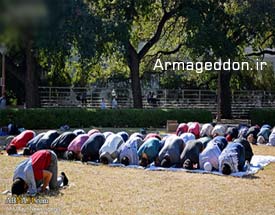 اقامه نماز جماعت در محوطه دانشگاهی در آمریکا توسط دانشجویان مسلمان