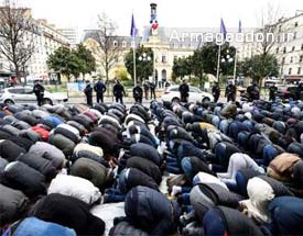 اقامه نماز معترضان به بسته شدن مسجدی در فرانسه مقابل شهرداری