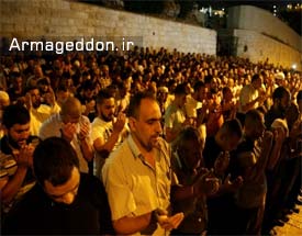 اقامه نماز صبح فلسطینیان پشت ورودی‌های مسجدالاقصی